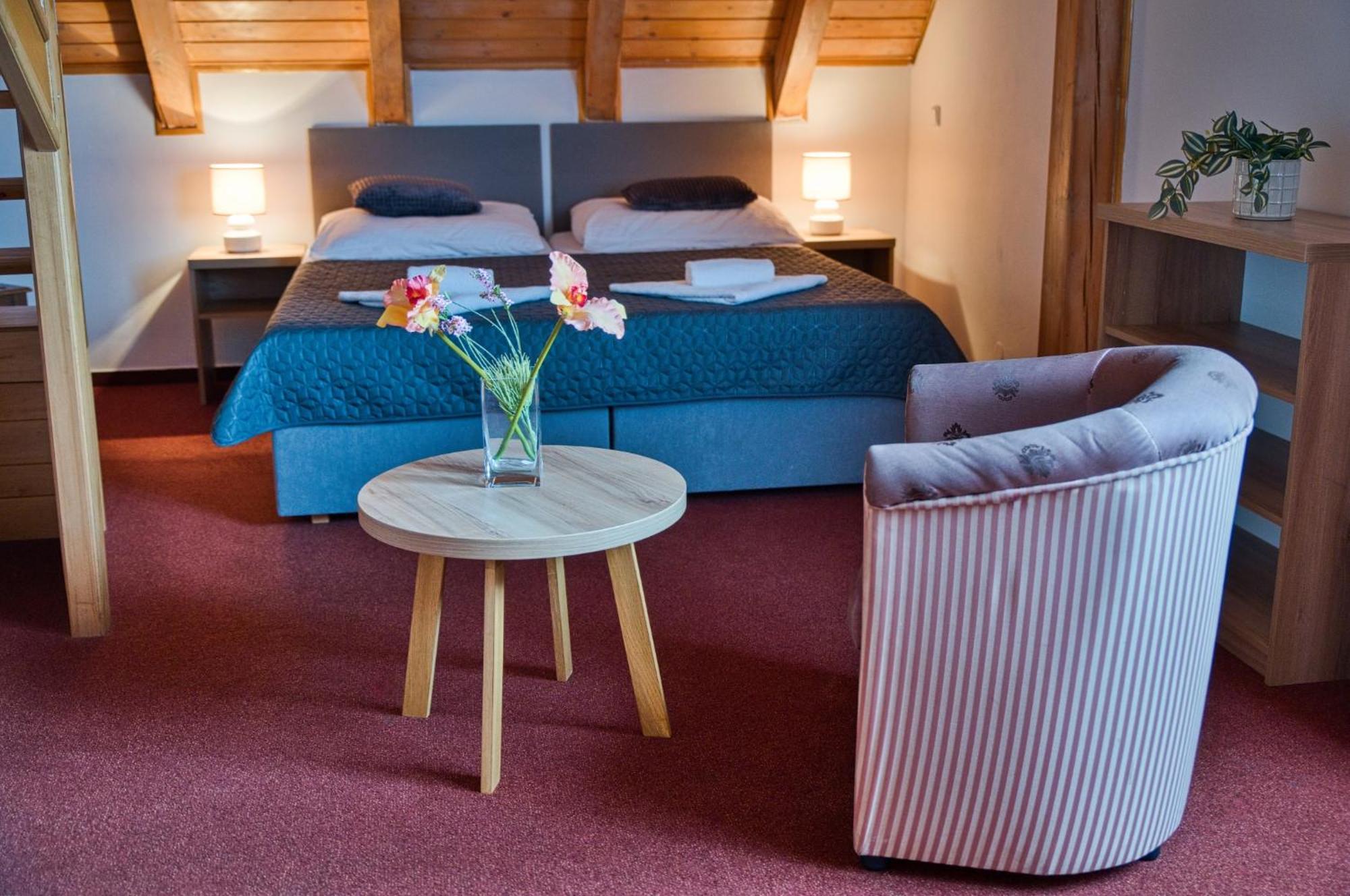 Hotel U Lipy Krusovice Kültér fotó